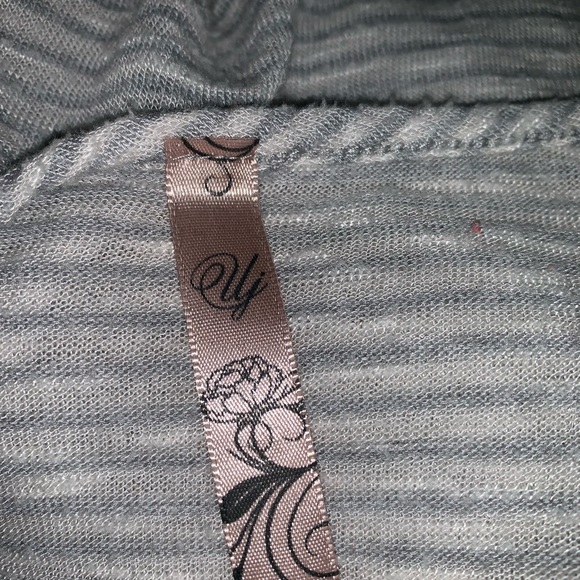 “ Cold-Shoulder “ Tee Striped Gray and White - Picture 4 of 4